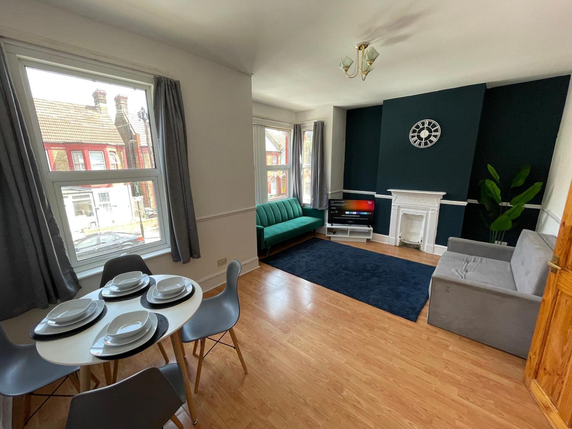 Apartment East End Short